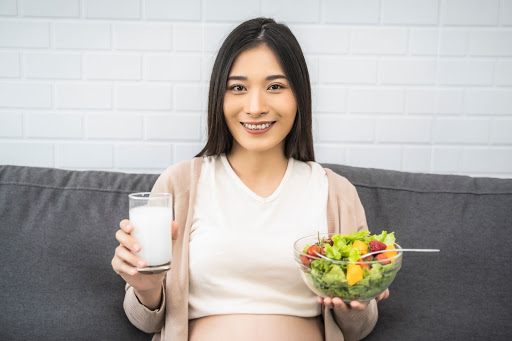 Về vấn đề bổ sung dinh dưỡng từ sữa bầu cho mẹ sau sinh