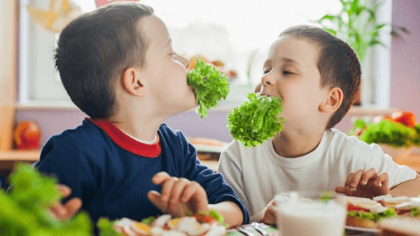 Bổ sung rau xanh vào chế độ ăn của con