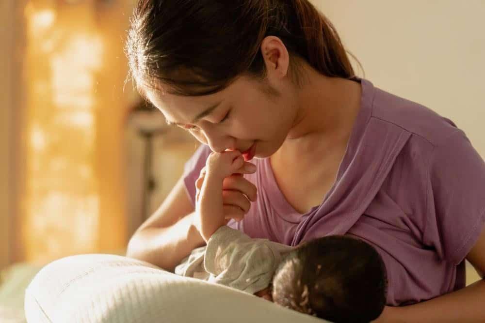 Cách cho bé bú sữa mẹ ngay từ đầu