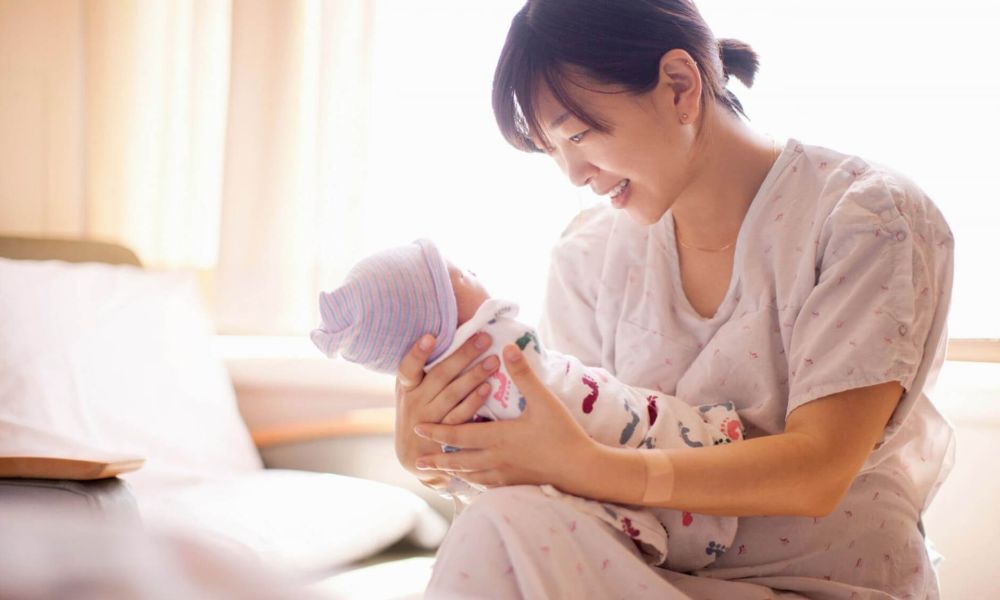 Giữ tinh thần lạc quan và tích cực là rất quan trọng với mẹ sau sinh