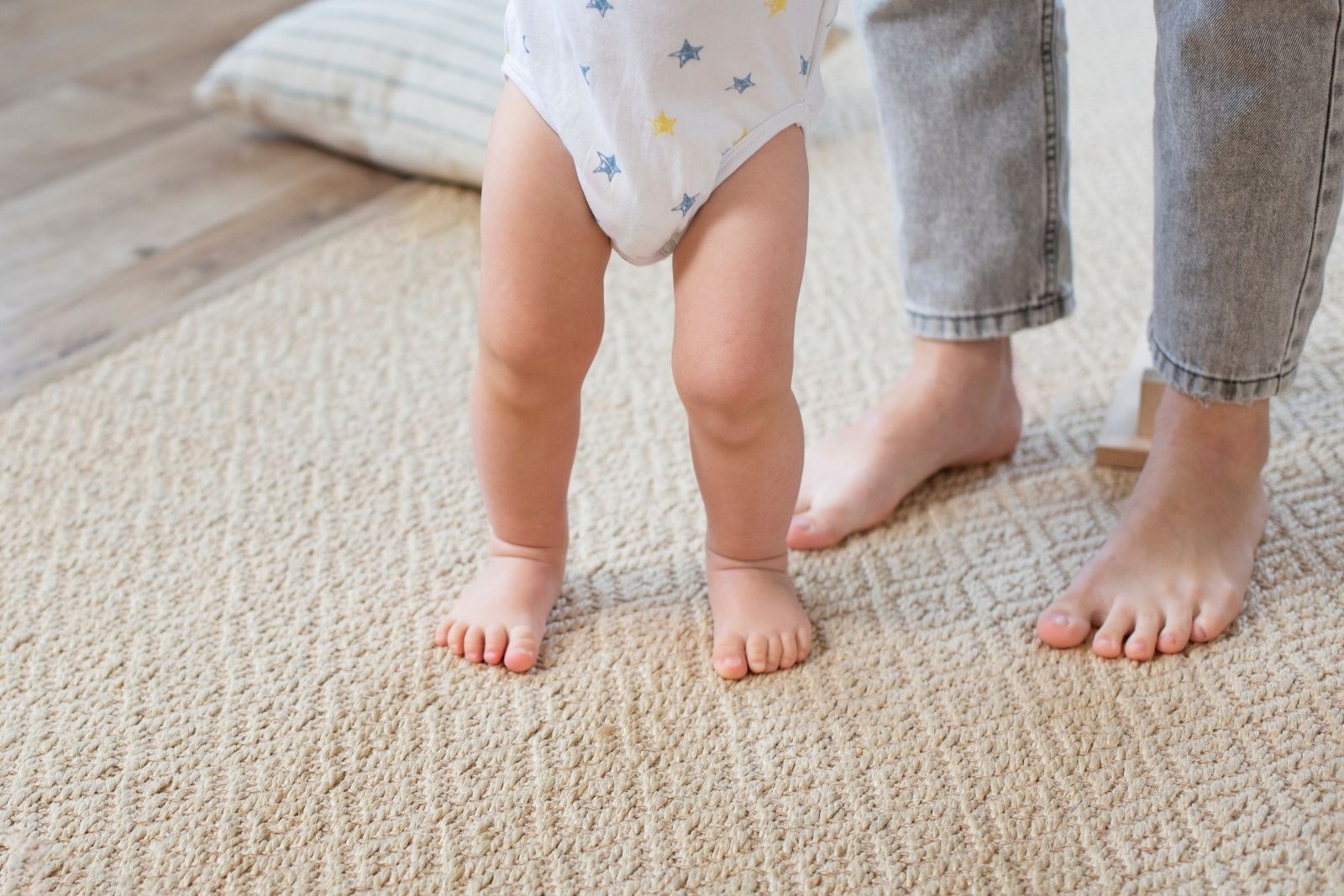 Trẻ chậm tăng c&acirc;n c&oacute; thể chậm ph&aacute;t triển vận động th&ocirc; (ngồi, b&ograve;, đi,...)