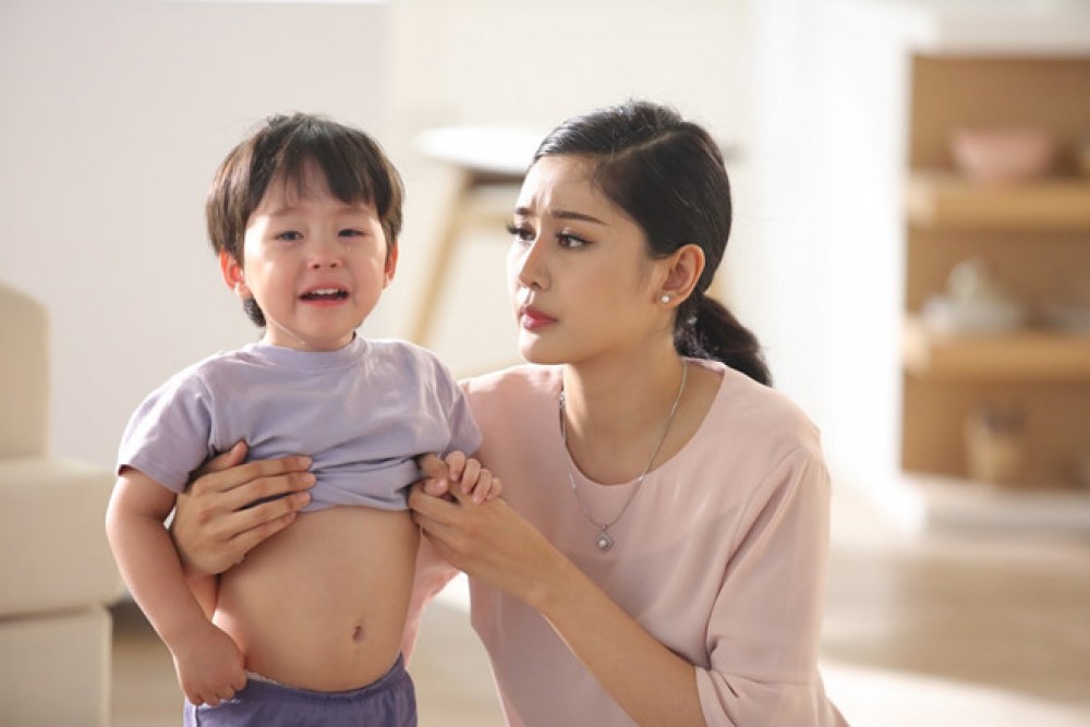 Tâm trạng trẻ quấy khóc, căng thẳng khi đi đại tiện