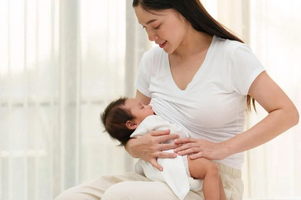Việc cho bé bú càng sớm càng tốt ngay sau sinh rất quan trọng
